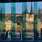 Luzern, gespiegelt in den Glasscheiben des KKL