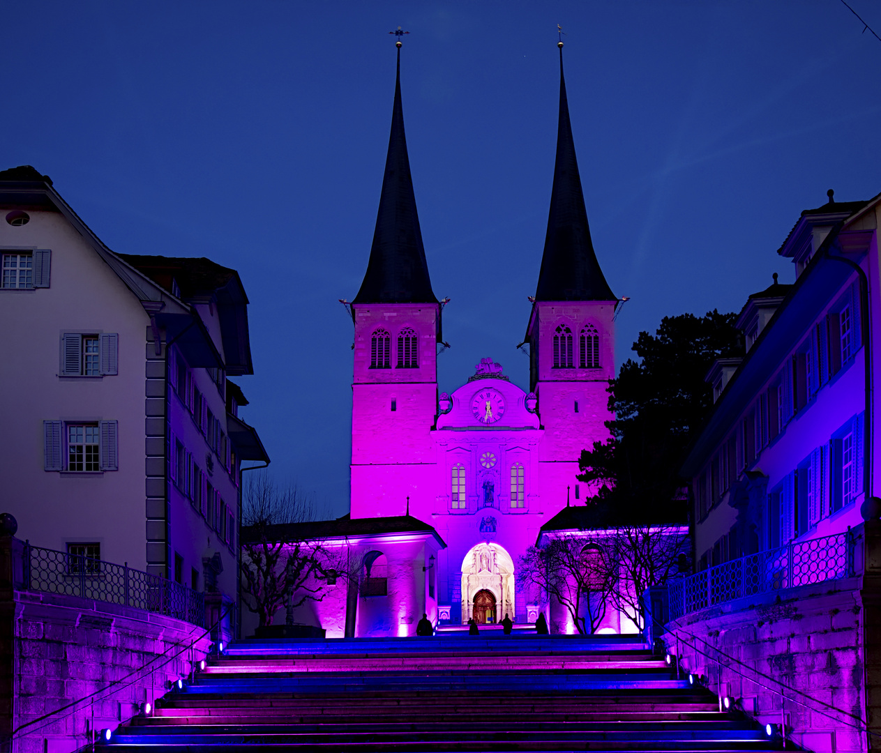 Luzern, Hofkirche St. Leodegar, im Lilu Licht