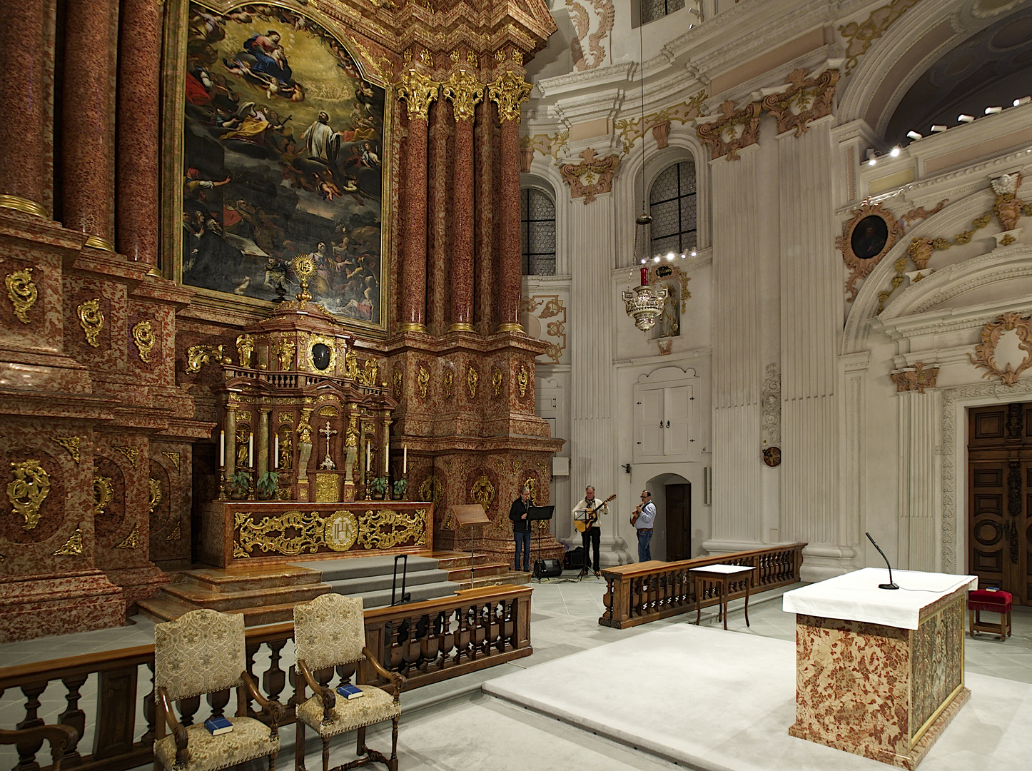 Luzern Jesuitenkirche innen mit Musiker