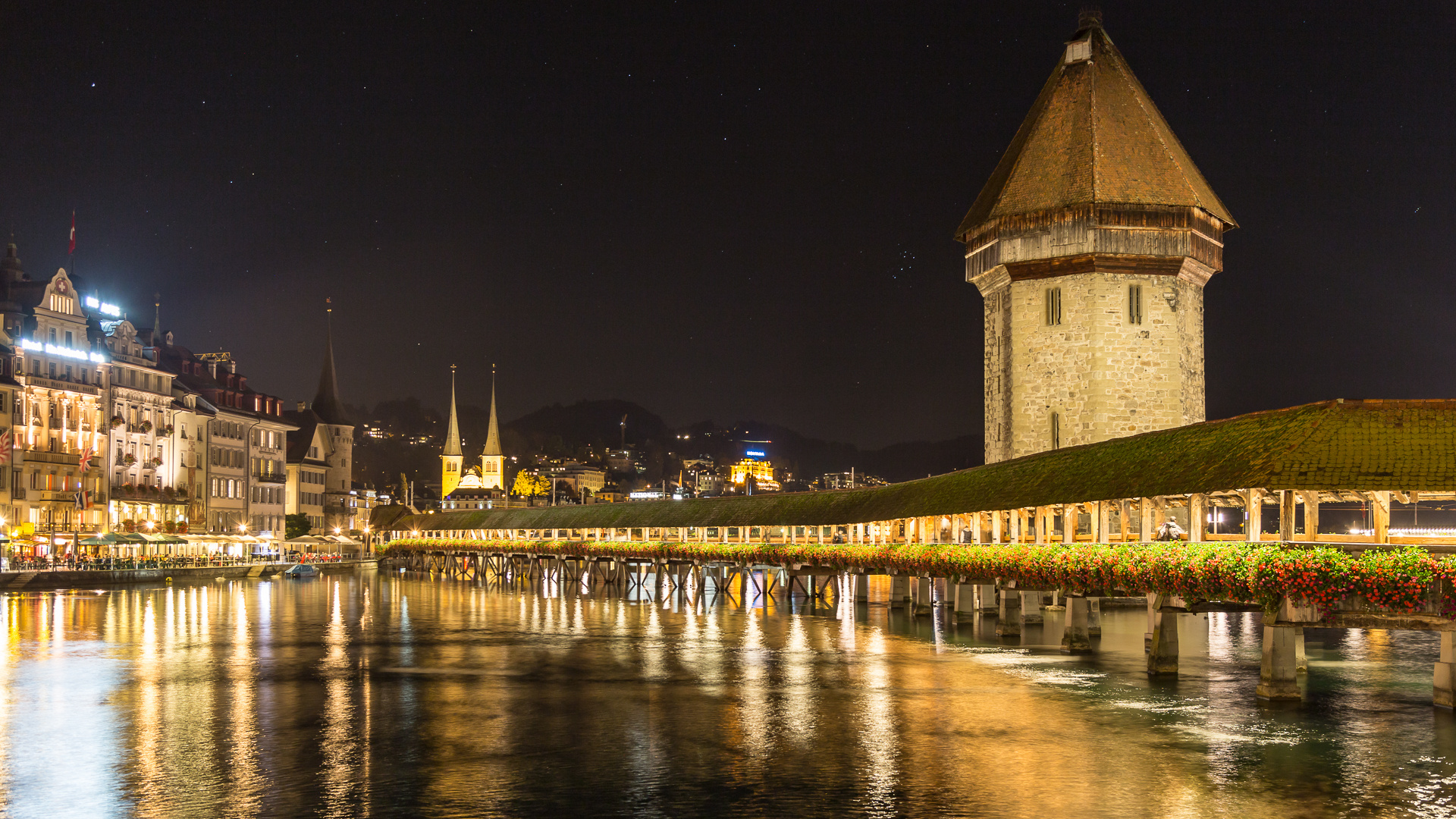 Luzern: Kappellbrücke und Wasserturm nächtlich beleuchtet