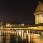Luzern: Kappellbrücke und Wasserturm nächtlich beleuchtet