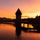 Luzern - Reusssteg: Blick Reuss aufwärts Richtung E mit Kapellbrücke, Wasserturm, Rigi