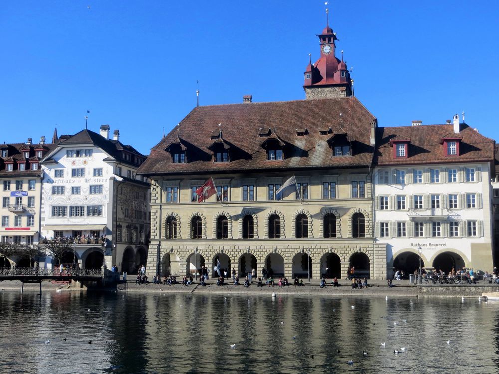 Luzerns Rathaus mit der Kornschütte neben der Rathausbrauerei ...