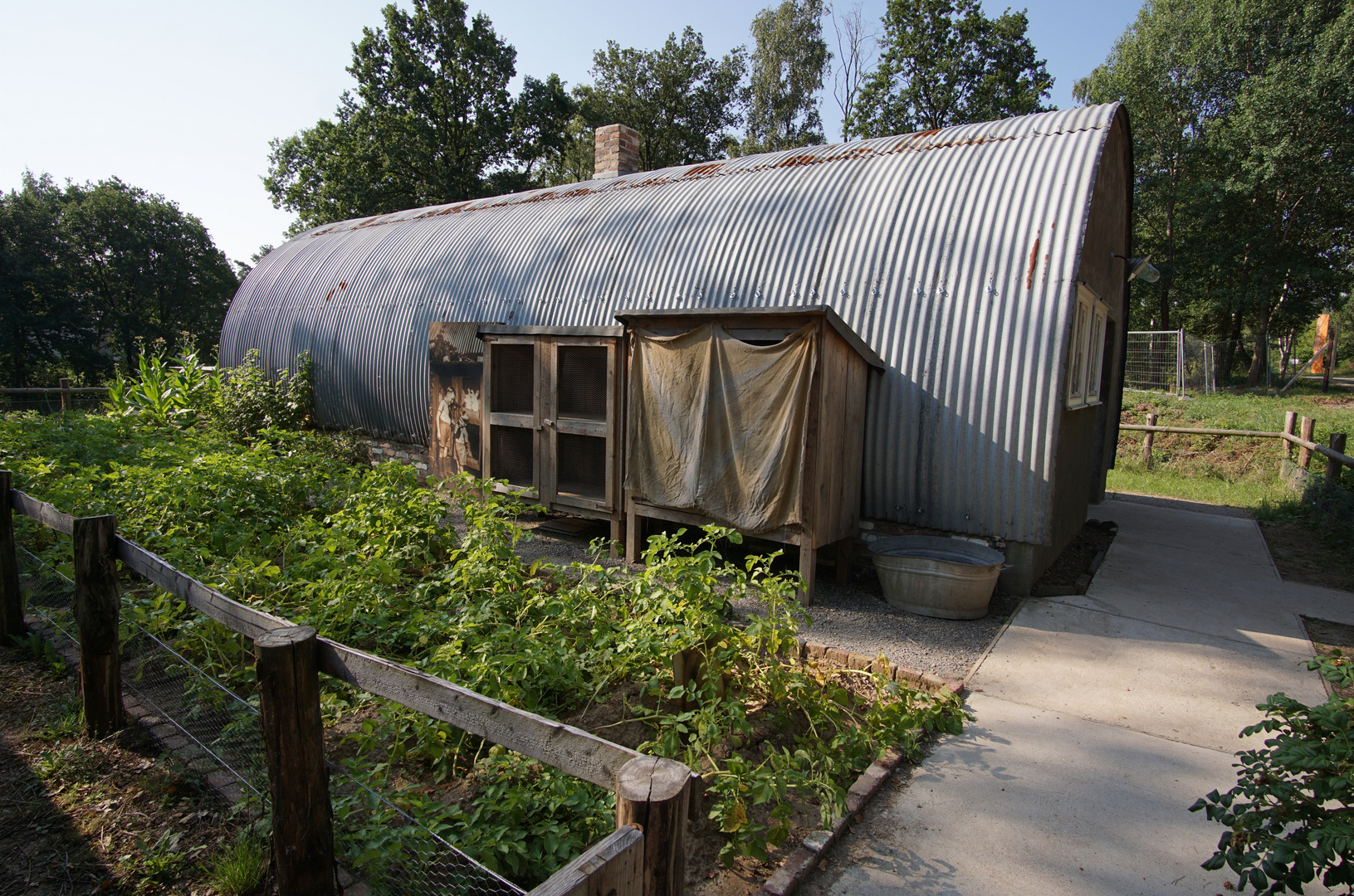 LVR Kommern (111) Nissen-Hütte mit Garten und Kaninchenstall