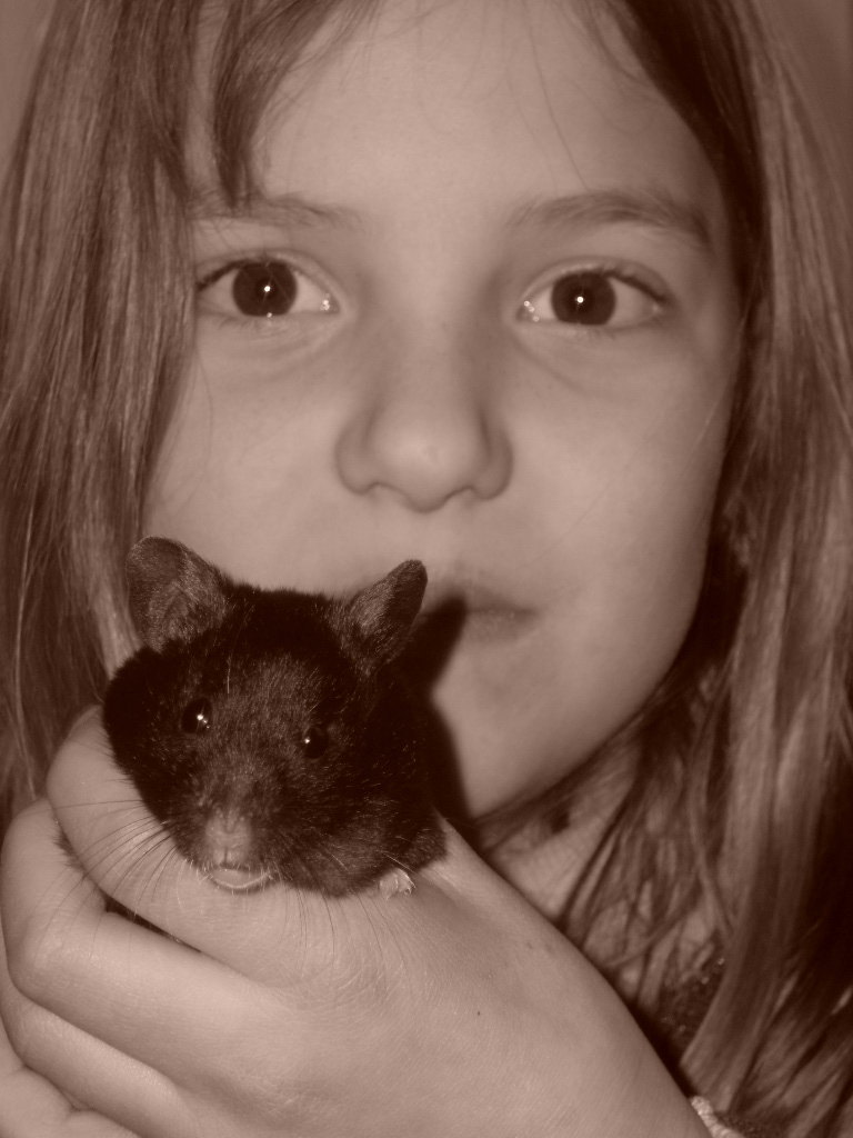 Lynn und Hamster Pia