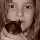 Lynn und Hamster Pia