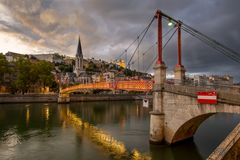 Lyon - Vieux Lyon - Passerelle Saint Georges de Lyon - Église Saint Georges - 01