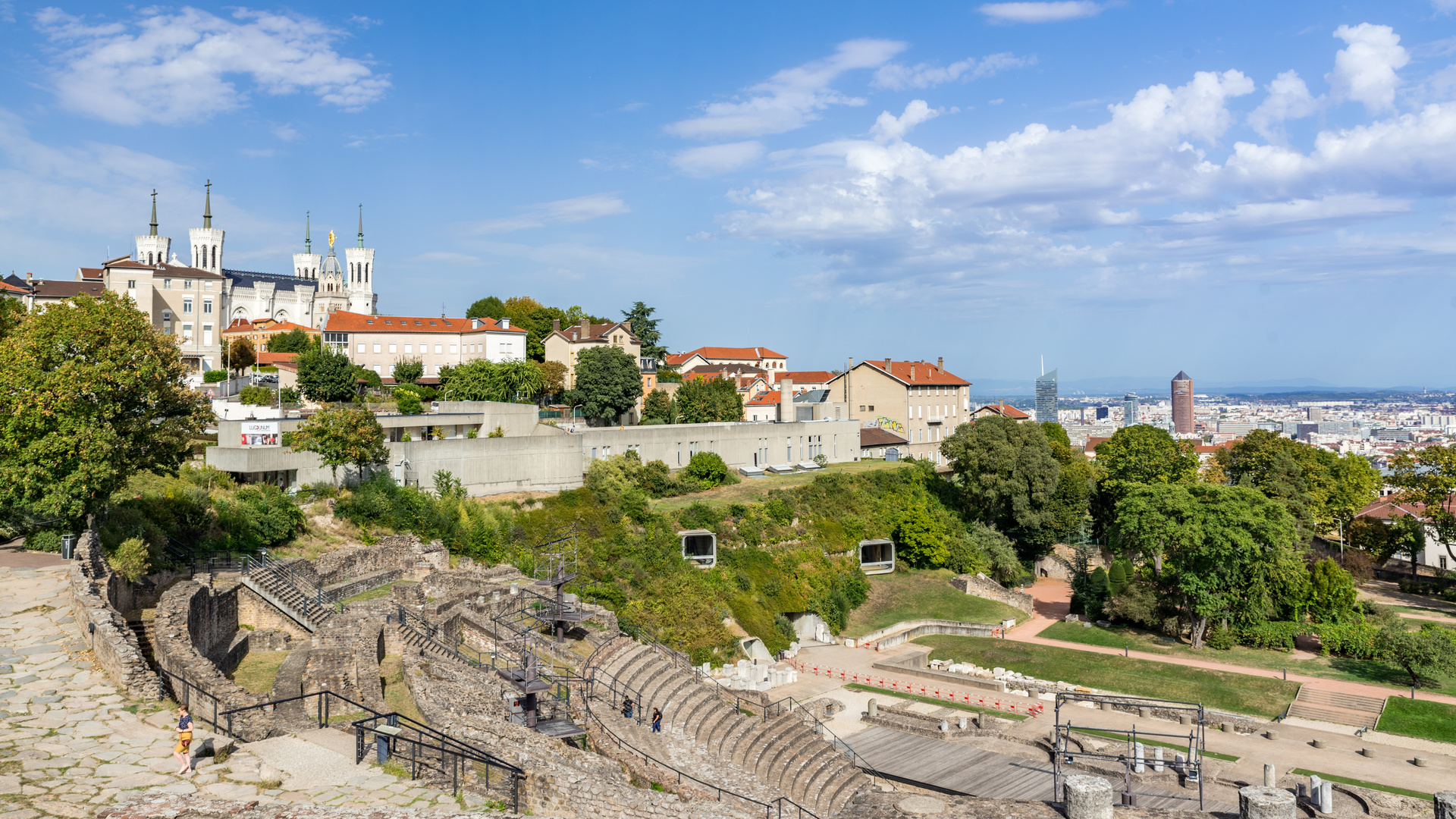 Lyon_Blick auf die Basilika und das römische Theater 