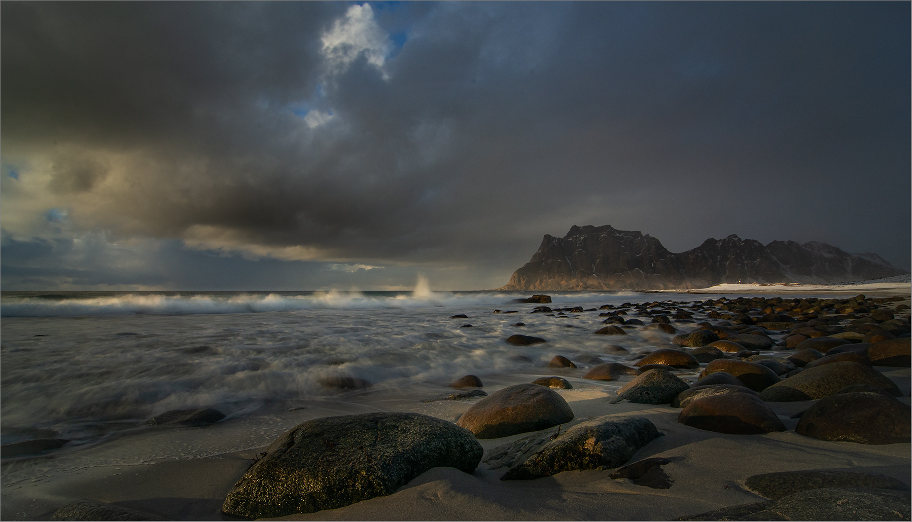  LZB am Strand von Skagsanden   . . .