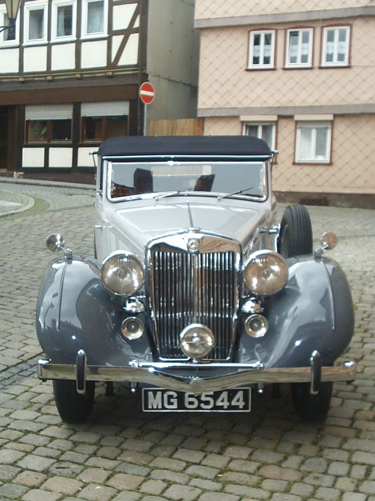 M G Oldtimer auf einer Hochzeits Fahrt