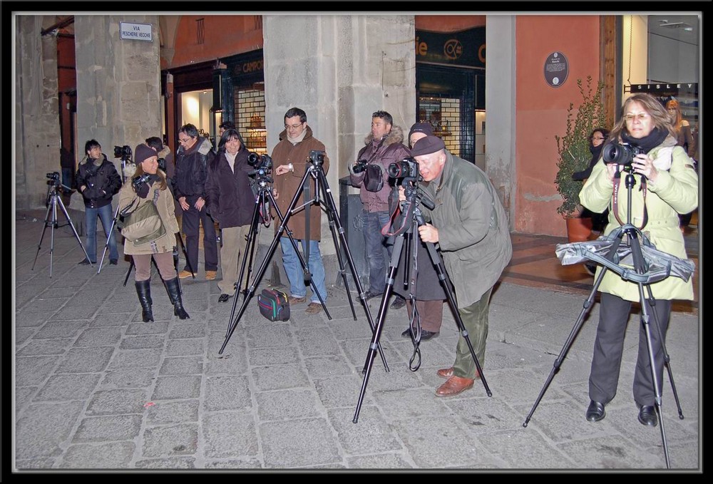 MA CHE CI FANNO QUESTI MATTI IN UNA FREDDA NOTTE INVERNALE IN PIAZZA MAGGIORE