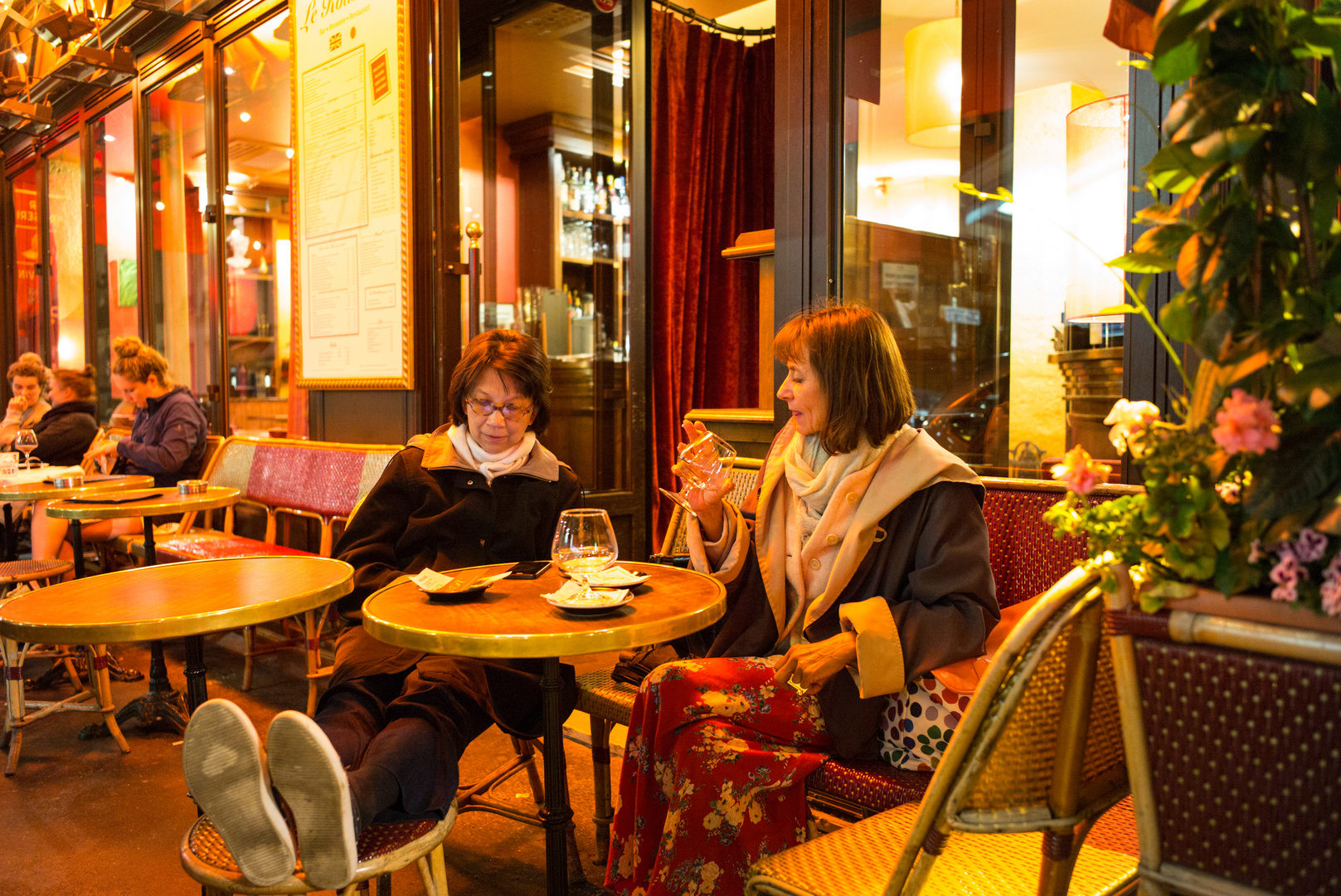 Ma femme et ma soeur, une vieille prune en terrasse !