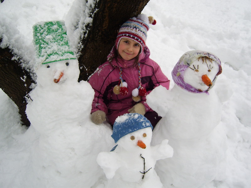 ma fille avec la famille de bonhommes de neige