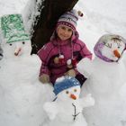 ma fille avec la famille de bonhommes de neige