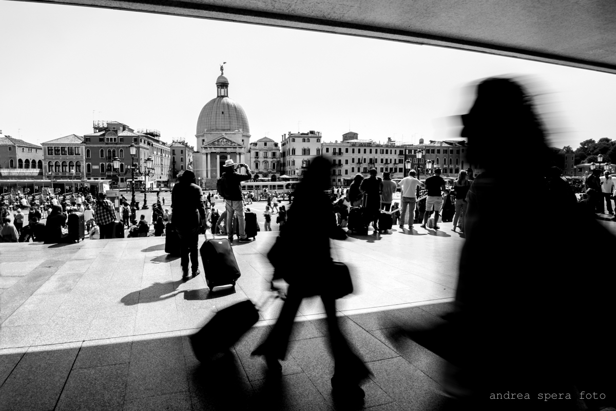 ma la "street photography", a Venezia, si chiamerà "canal photography"? ahah ahah :-)