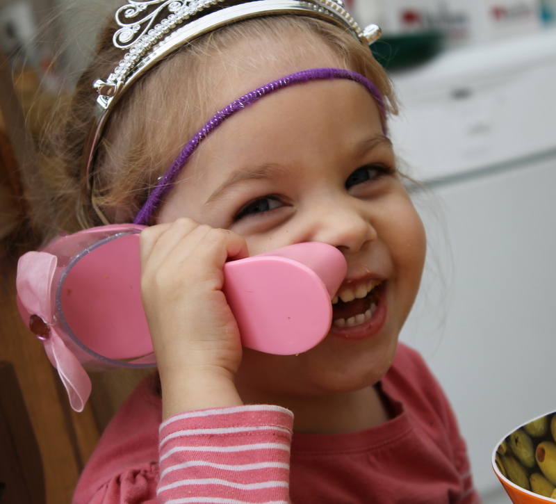 Ma Princesse au telephone ................... avec sa chaussure de Princesse !!!!!!!!!!!