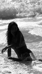 ma showgirl se la joue ds les vagues sur le rivage!