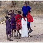 Maasai-Kinder am Straßenrand