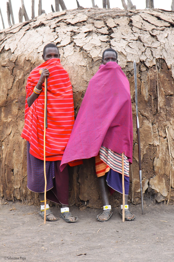 Maasai-Krieger im eigenen Dorf