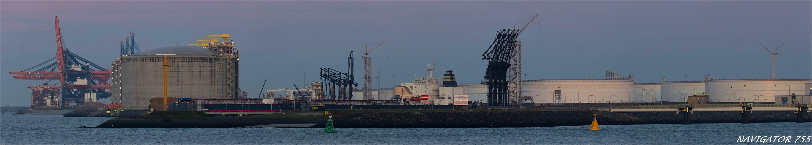 Maasflakte Oil Terminal, Teilansicht / Rotterdam / Bitte scrollen!