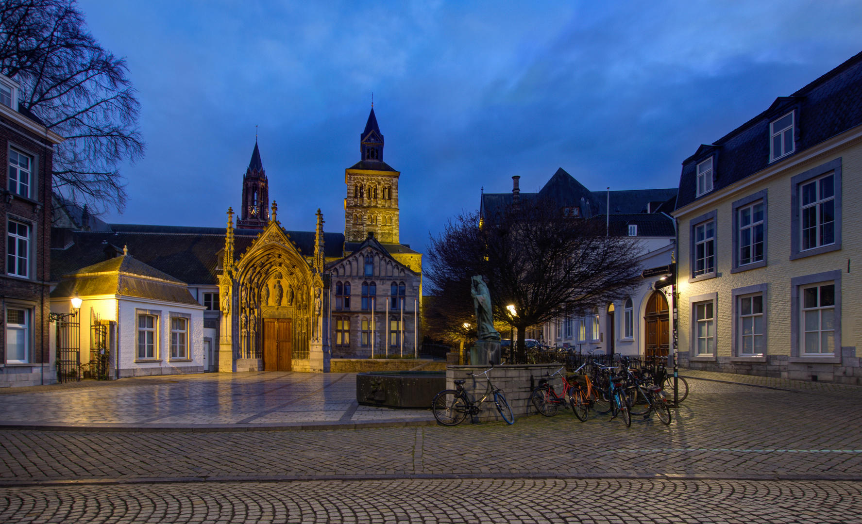 Maastricht - Keizer Karelplein -  Sint Servaas Basiliek - 02