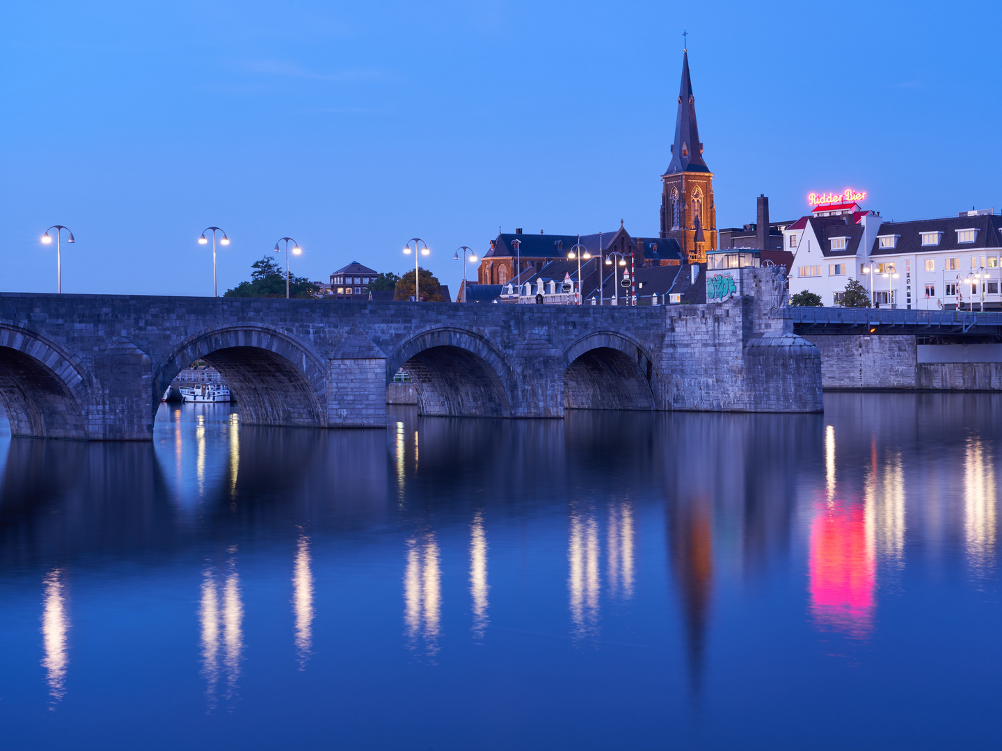 Maastricht - St. Servatius Brücke zur Blauen Stunde