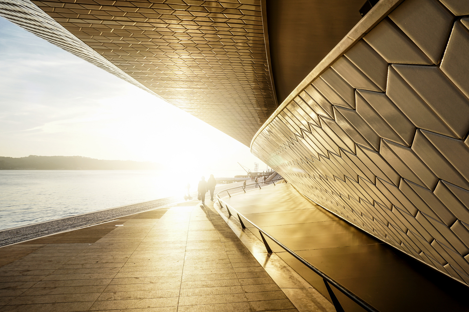 MAAT Lissabon im Gegenlicht