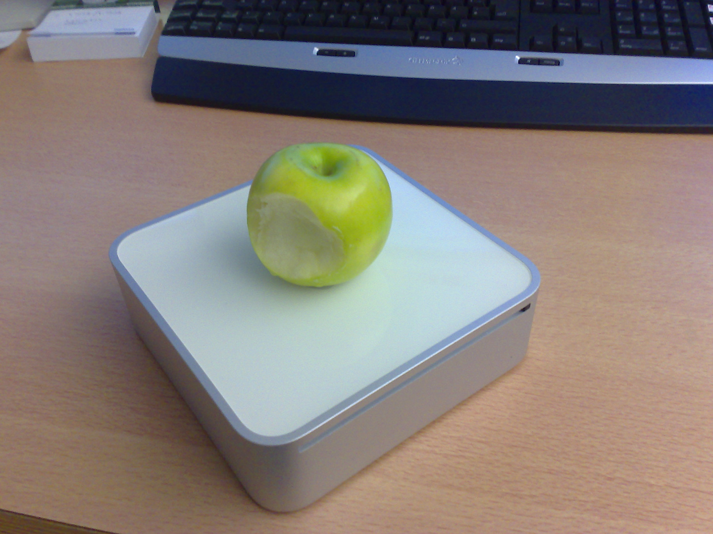 Mac Mini mit angebissenem Apfel