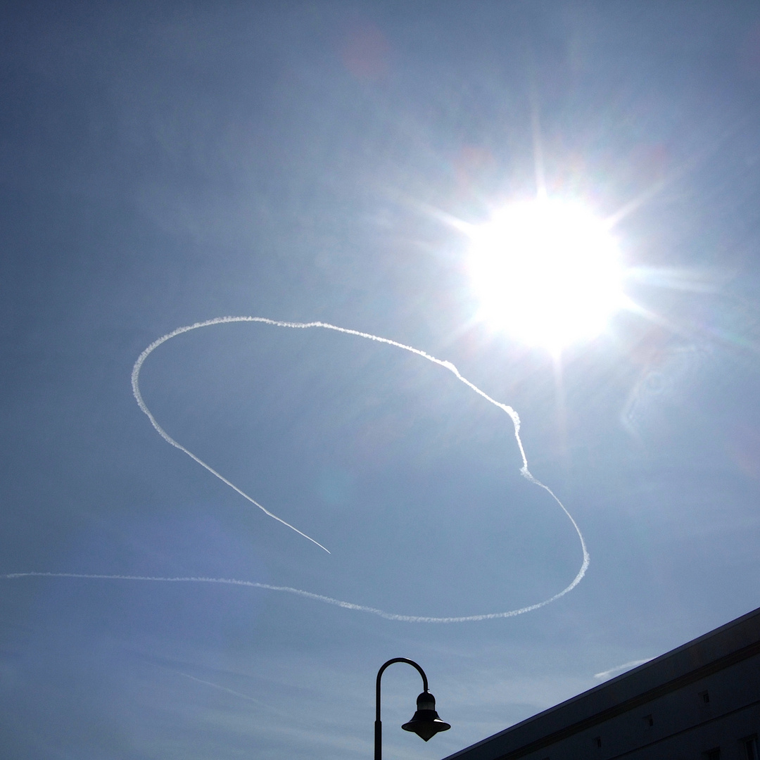 "Mach schnell die Biege, hier ist es zu heiß", Foto & Bild