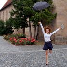 mache lassen tauben vor der kirche steigen und wir regenschirme