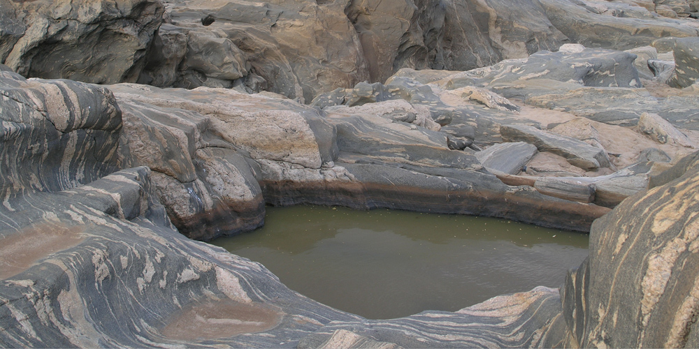 Macht des Wassers. "Lugards Falls" Geschliffene Steine in Kenia, Tsavo Ost Nationalpark