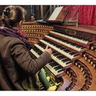 Madame erklärt uns ihre Orgel