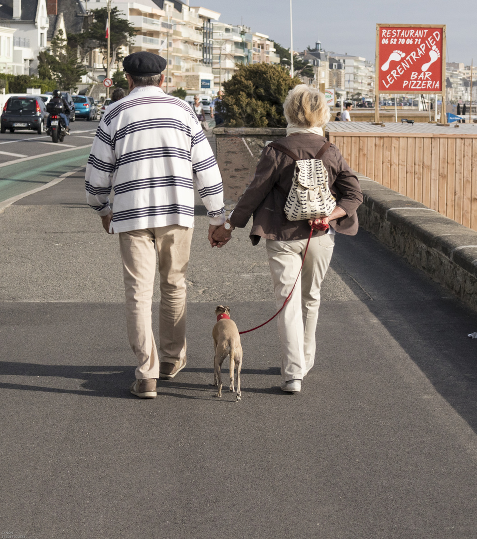 Madame, son chien etr son mari