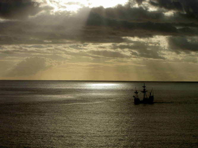 Madeira: Schiff beim Sonnenuntergang