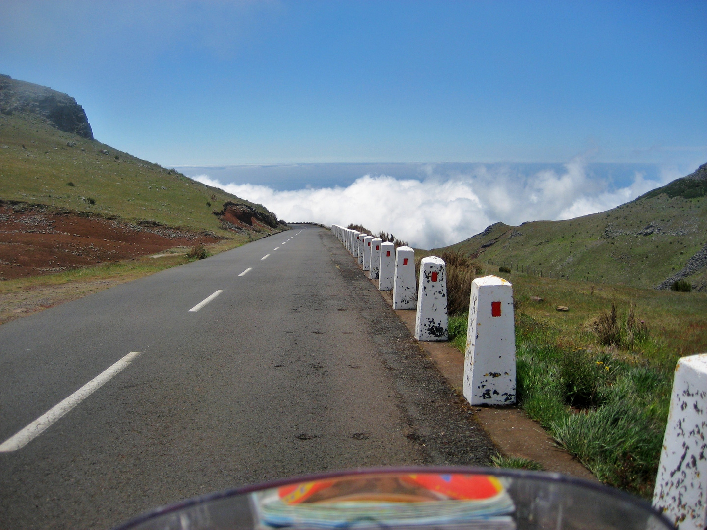 Madeira - Strasse vom Pico de Arireiro - über den Wolken