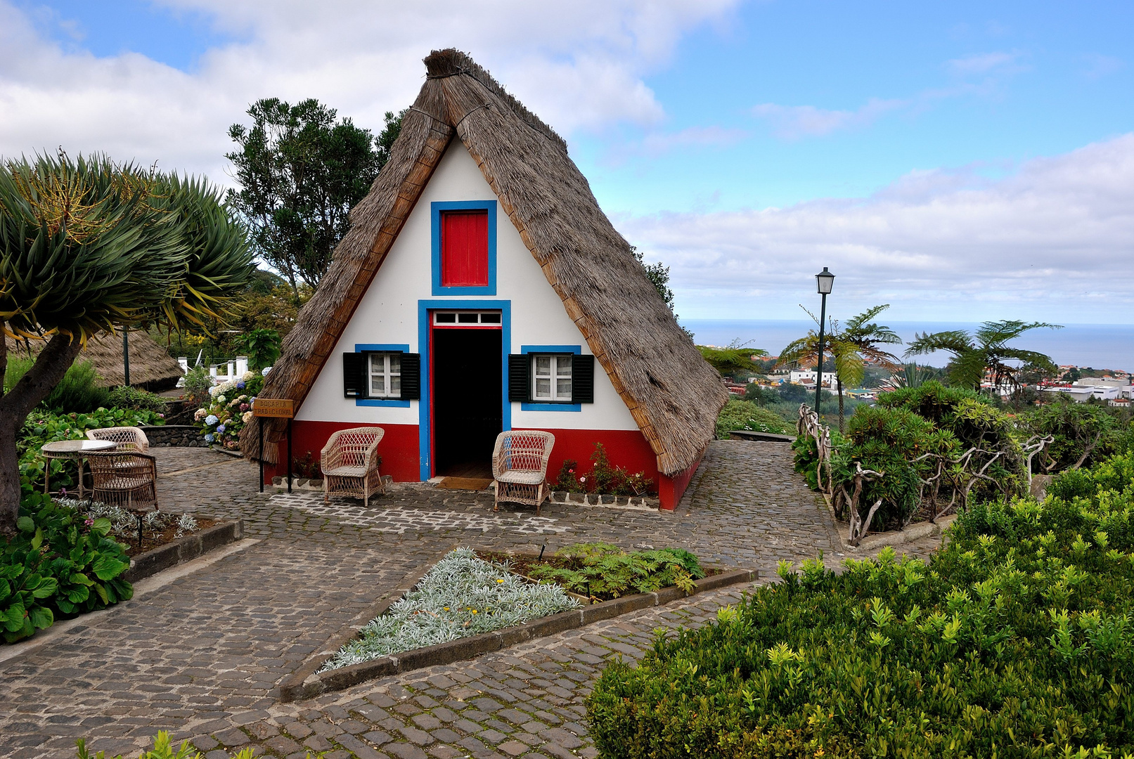 Madeira - traditionelles Strohhaus