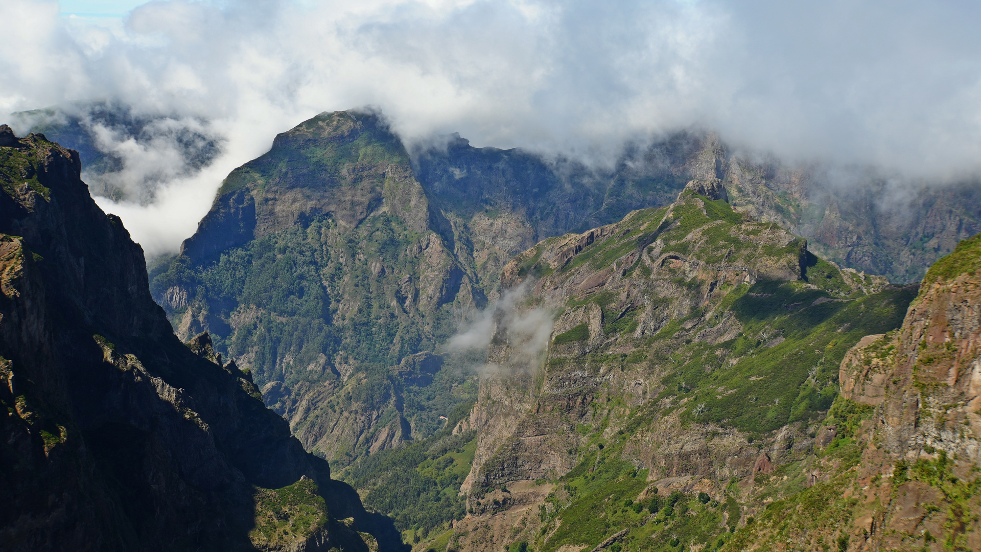 Madeira_2023_39_Madeira-PR1_Blick vom Arieiro in die Kraterlandschaft