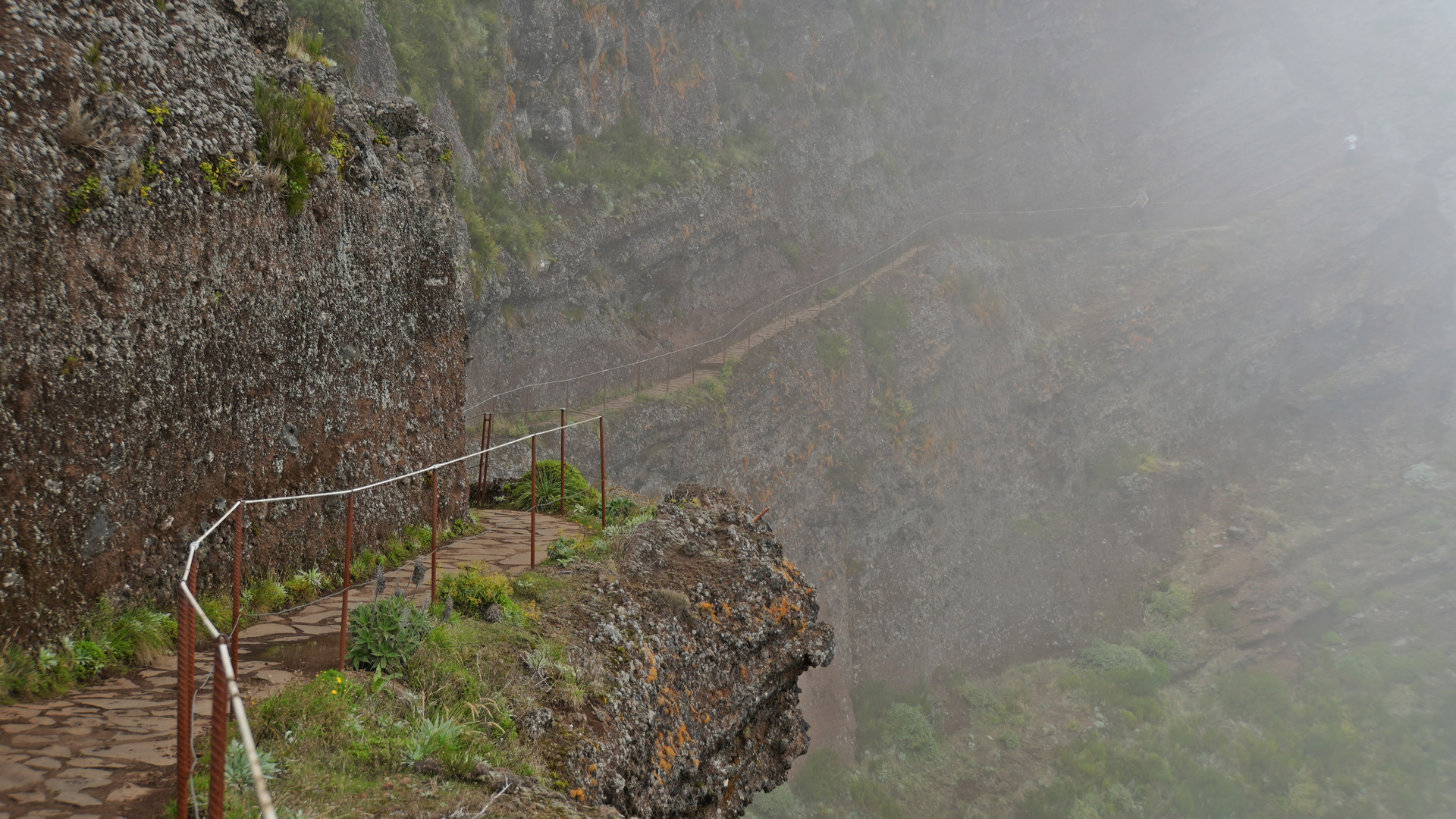 Madeira_2023_46_Madeira-PR1 nächstes Ziel Pico do Gato immer an der Wand lang