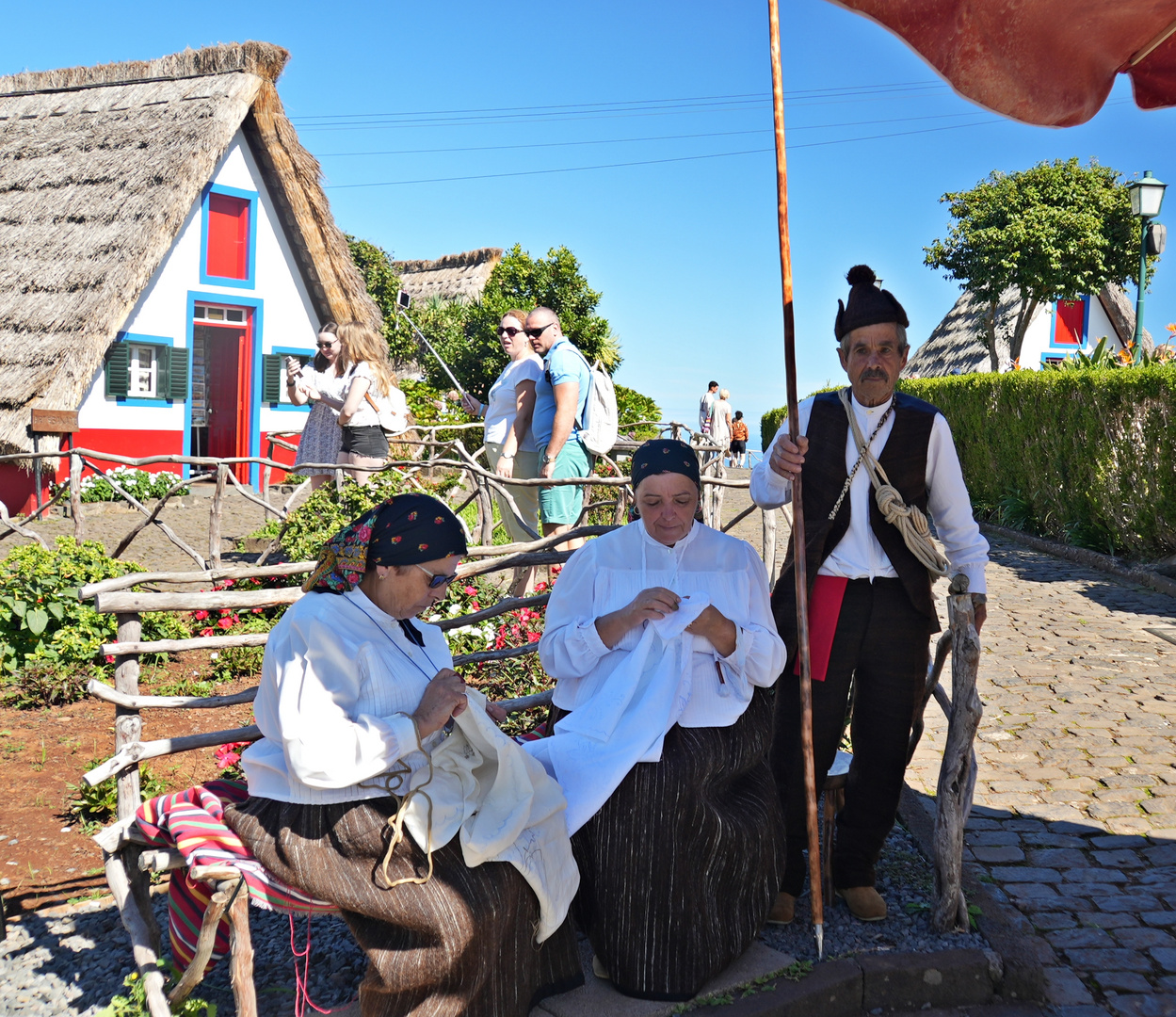 Madeira_2023_52_Madeira_Santana_Frauen beim Sticken mit Aufpasser