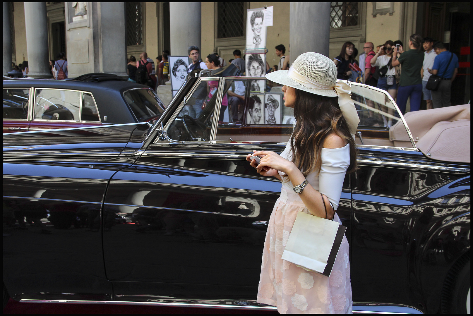 - Mademoiselle la voiture est prête!