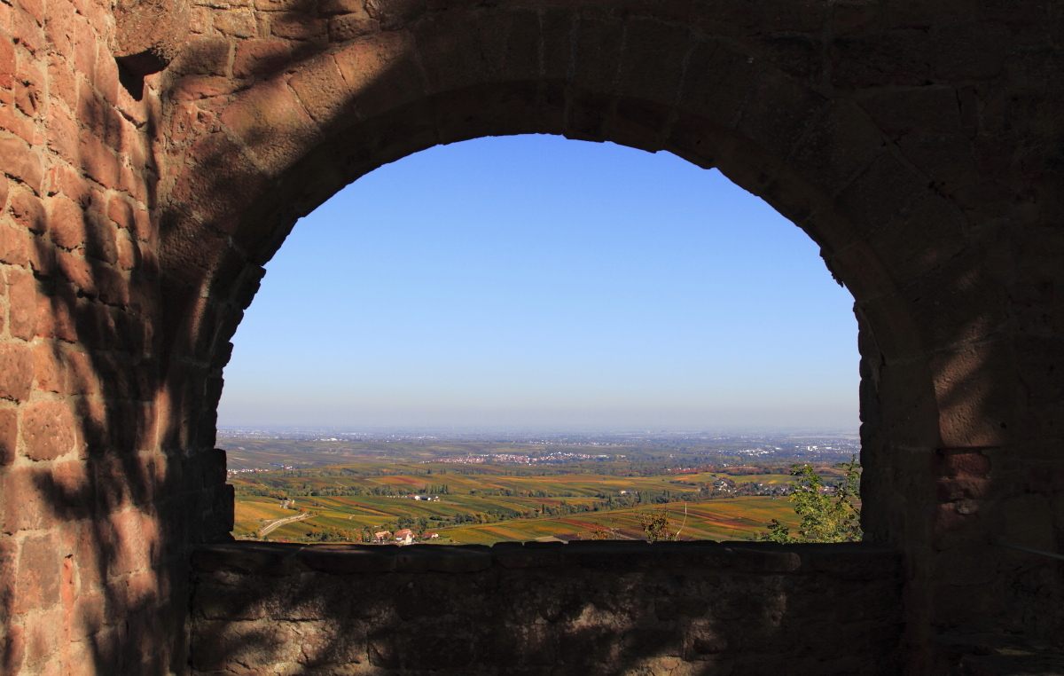 Madenburg mit Blick in die Rheinebene.