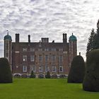 Madingley Hall vu du parc  --  Cambridge  --  Sicht von Madingley Hall von dem Park aus.