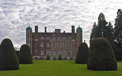 Madingley Hall vu du parc  --  Cambridge  --  Sicht von Madingley Hall von dem Park aus.