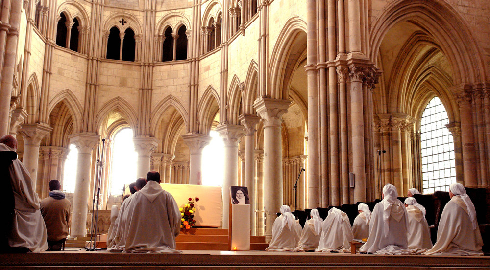 Maditation in einer Kirche , Burgund .