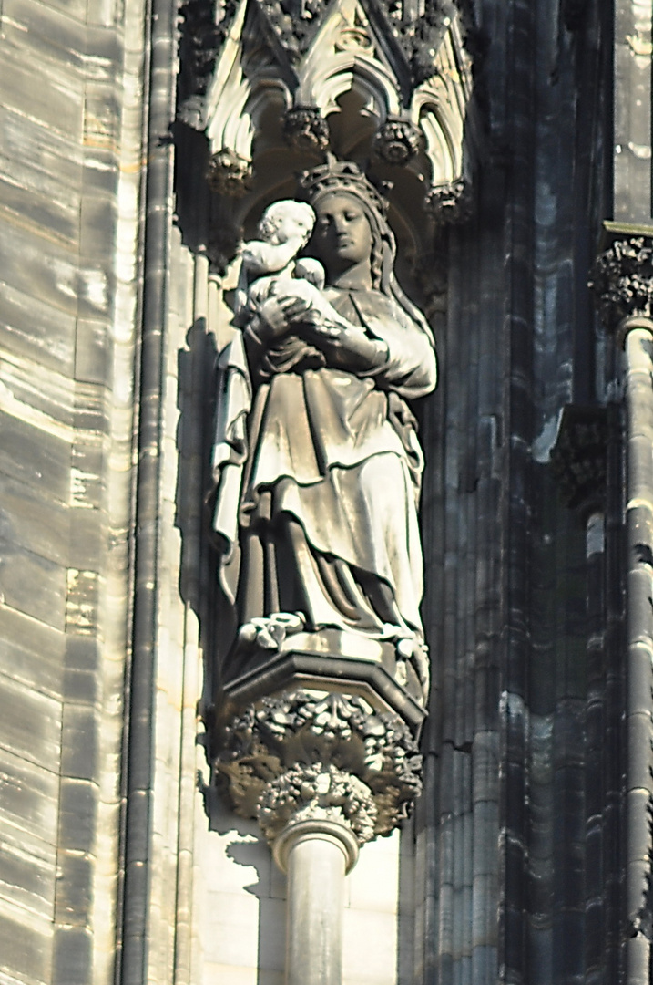 Madonna am Nordturm des Kölner Doms, über dem Westportal