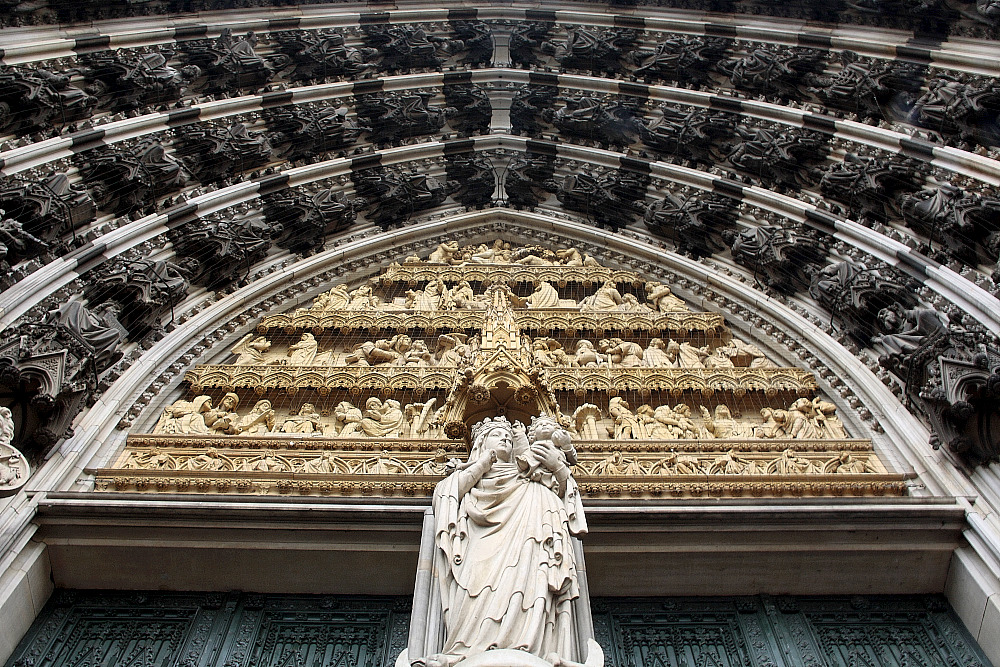 Madonna mit Kind vor dem Portal des Kölner Doms