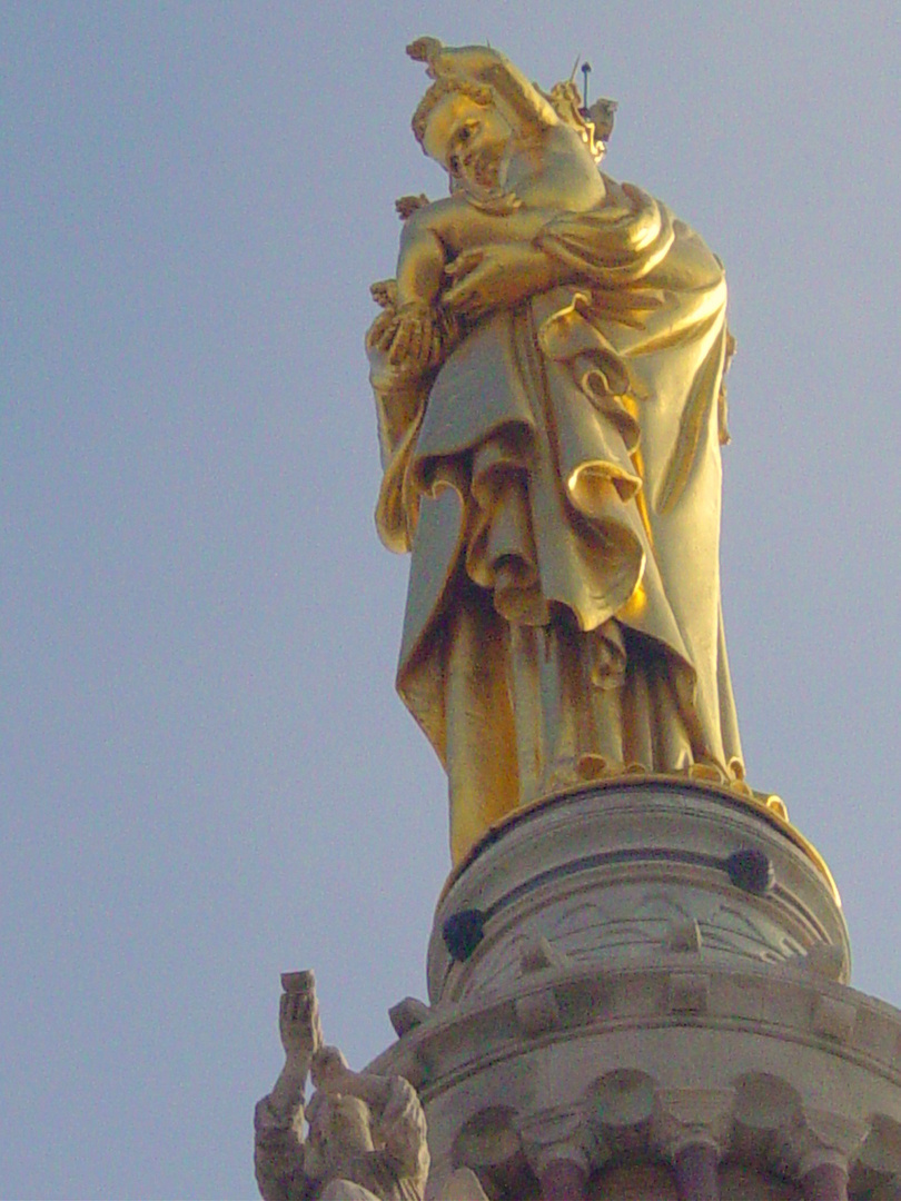 Madonna über der Kathedrale von Marseille