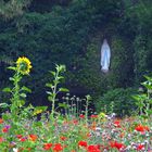 Madonna über der Sommerwiese im Klosterpark Koblenz-Arenberg