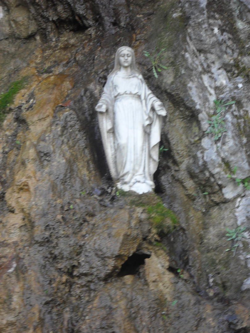 madonnina sulla grotta