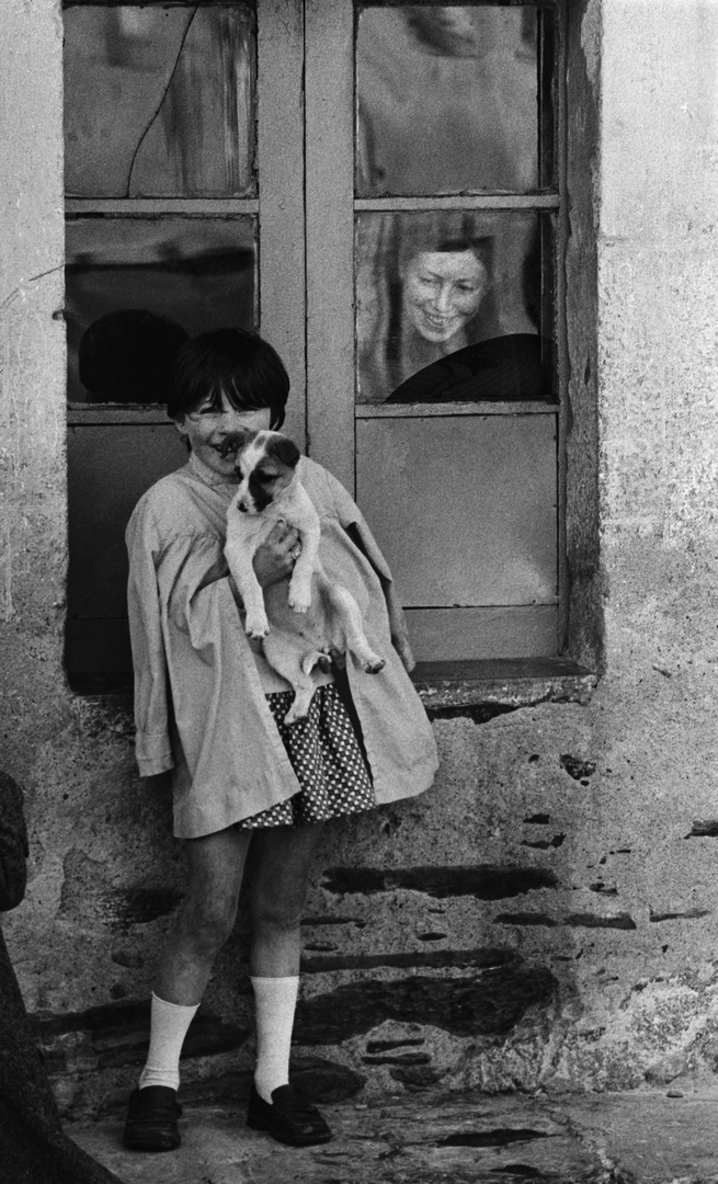 MADRE E HIJA CON PERRO